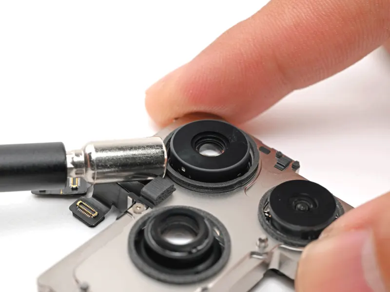 „iPhone 18 Pro“ kamera slepia beveik neremontuojamą mechanizmą: viena mentelė gali reikšti viso modulio keitimą