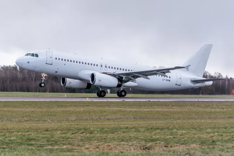 Virš Lietuvos – rekordiniai skrydžių srautai: kaip viename danguje telpa lėktuvai, balionai ir dronai?