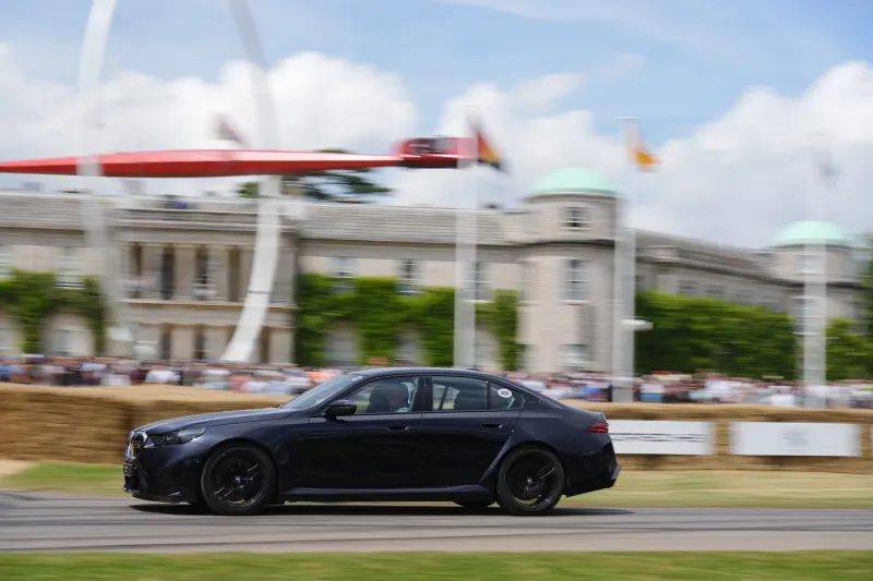 Ar BMW iš tiesų „blogėja“? Ką rodo faktai apie prenumeratas, ECU, ekranus ir naują M5