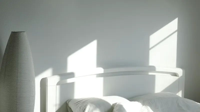 Nerimas ryte ar prieš miegą: kodėl mintys sukasi ratu ir kas gali padėti